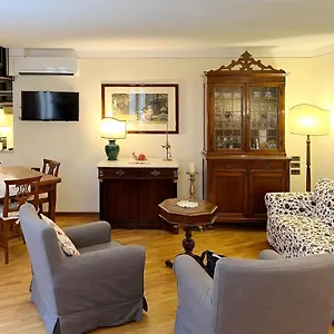 https://ladyhouse.it-tuscanyhotel.com